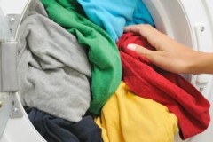 És possible i com rentar adequadament la roba negra amb vermell, blau, verd, colors i altres colors