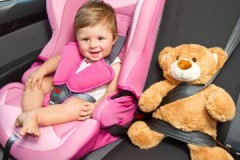 Problemes de seguretat: com muntar adequadament un seient de cotxe infantil després de rentar-lo?