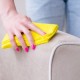 TOP-9 formes econòmiques efectives de netejar un sofà de greixos a casa