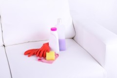 Mitjans pressupostaris i maneres de netejar un sofà de tela a casa