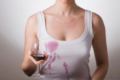 Conseils et moyens d'obtenir des traces de vin rouge sur des vêtements blancs