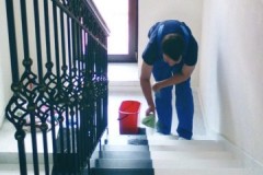 Are there standards for cleaning entrances in apartment buildings and what are they?