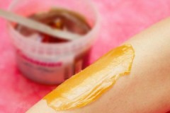 Rada kosmetičky, jak po depilaci jemně odstranit vosk z pokožky