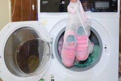 Un accessoire utile et indispensable: un sac pour laver les baskets dans une machine à laver
