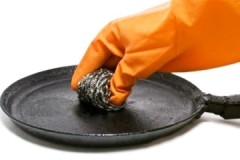 Receptes i mètodes sobre com netejar una paella de ferro colat dels dipòsits de carboni negre a casa