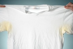 TOP 10 maneres d’eliminar les taques de suor grogues de les samarretes blanques