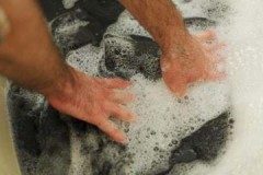 Nota de les mestresses de casa: com rentar una jaqueta de ploma a mà i no arruïnar-la?