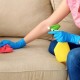 Els secrets de les mestresses de casa experimentades: com netejar el sofà de diversos tipus de taques a casa
