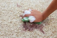 Consells sobre com eliminar les taques tossudes de catifes a casa