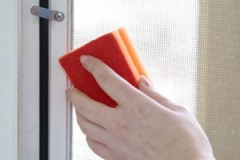 Instruccions senzilles sobre com netejar les mosquiteres a les finestres de plàstic