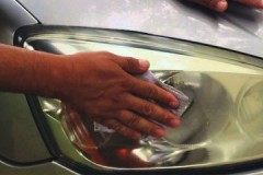 Els secrets dels mecànics experimentats de l’automòbil sobre com eliminar el groc dels fars del cotxe amb les vostres mans