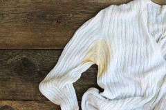Maneres eficaces d’eliminar les taques de suor grogues de sota les aixelles de la roba blanca