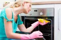 Remeis eficaços que netejar els dipòsits de carboni al forn a casa