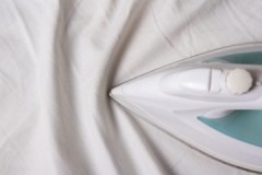3 důvody, proč by se ložní prádlo nemělo žehlit