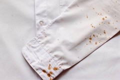 Ways and methods on how to remove rust from white clothes at home