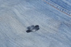 Experienced housewives' tips on how to easily and easily remove wax from jeans