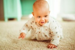 Petits trucs contre une nuisance mineure, ou comment éliminer l'odeur du tapis de l'urine de bébé