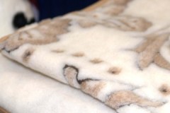 Instruccions pas a pas sobre com rentar una manta de llana d’ovella a casa