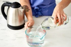 Several effective ways to remove limescale in a kettle with vinegar
