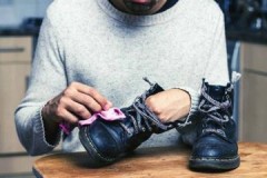 Corriger les défauts de réparation ou comment enlever la colle des chaussures